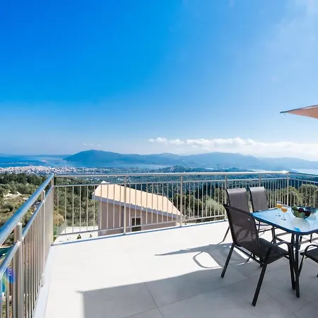 Луксозна вила Villelia View 1 *